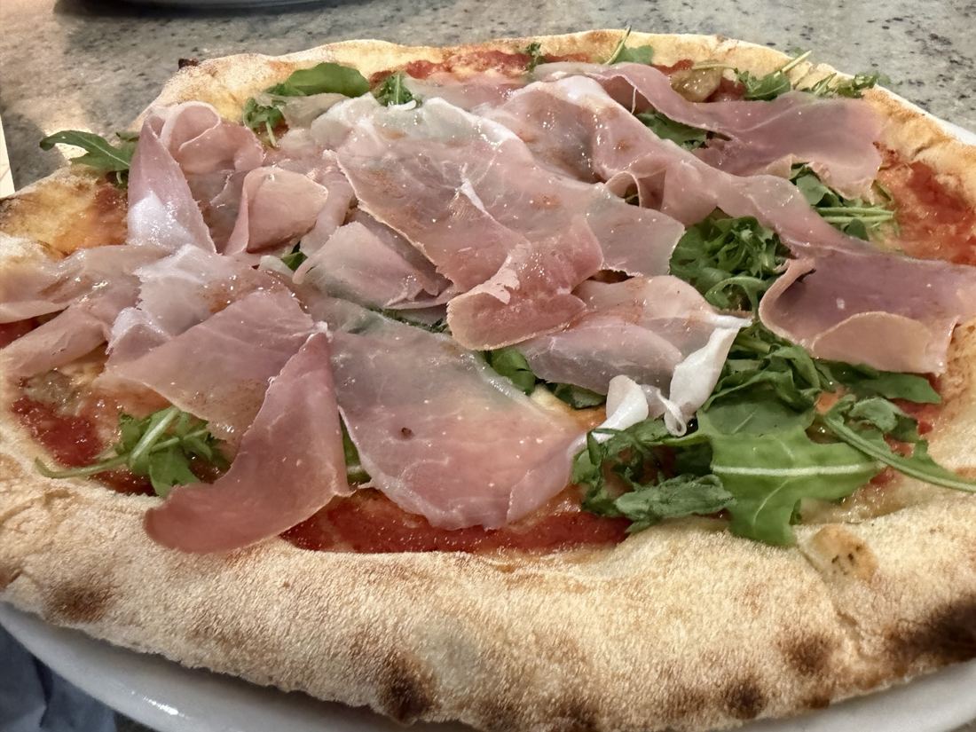 Pizza artigianale con prosciutto e rucola